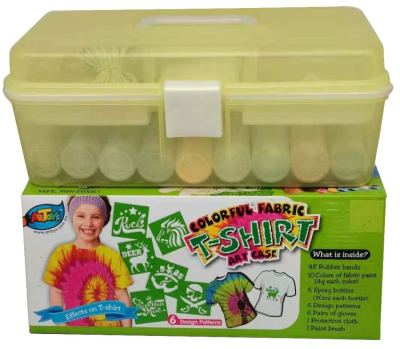 TIE DYE FASHION BOX 
10x80ml Squeeze bottles containing dye  6x30ml Spray bottles
6 Pair of gloves
1 Protective table cloth  
48 Rubber bands
6 Design patterns  
Instruciton